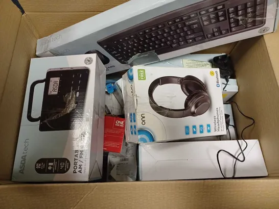 LOT OF APPROCIMATELY 16 ELECTRICALS TO INCLUDE PORTABLE AM/FM RADIO, WIRELESS HEADPHONES, WIRELESS KEYBOARD AND MOUSE COMBO, ETC