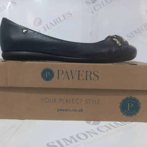 BOXED PAIR OF PAVERS SLIP-ON SHOES IN BLACK W. GOLD EFFECT CHAIN DETAIL SIZE 6
