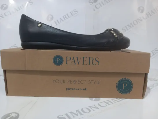 BOXED PAIR OF PAVERS SLIP-ON SHOES IN BLACK W. GOLD EFFECT CHAIN DETAIL SIZE 6