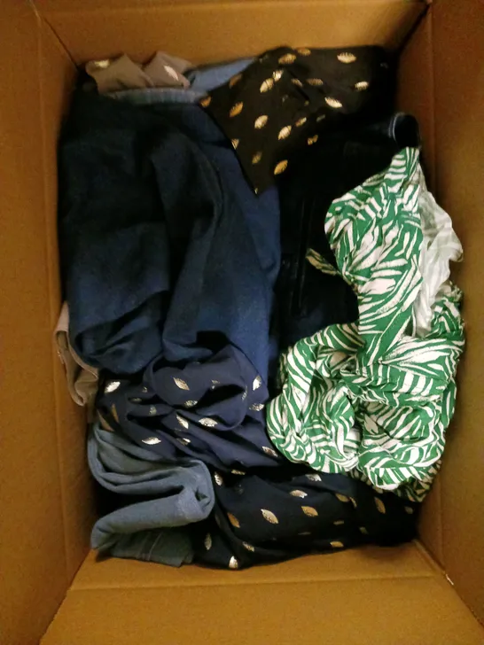 BOX OF APPROXIMATELY 10 ASSORTED CLOTHING AND FASHION ITEMS IN VARIOUS STYLES, SIZES, AND COLOURS / COLLECTION ONLY 