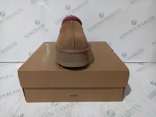 BOXED PAIR OF UGG WTAZZ SHOES IN TAN UK SIZE 4