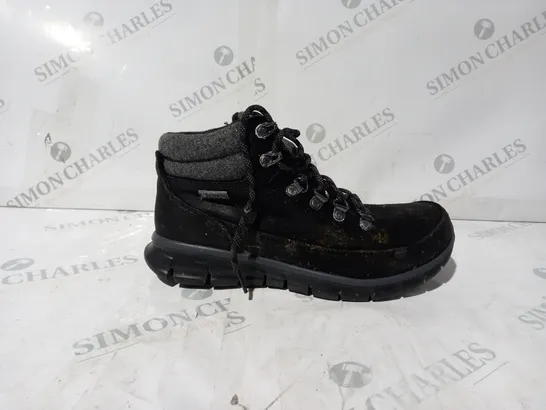 PAIR OF SKECHERS SYNERGY WARM TECH BOOTS IN BLACK UK SIZE 5.5