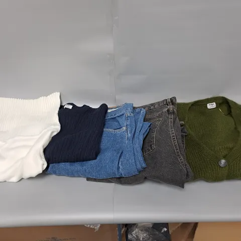BOX OF APPROXIMATELY 5 CLOTHING ITEMS TO INCLUDE JUMPERS AND JEANS