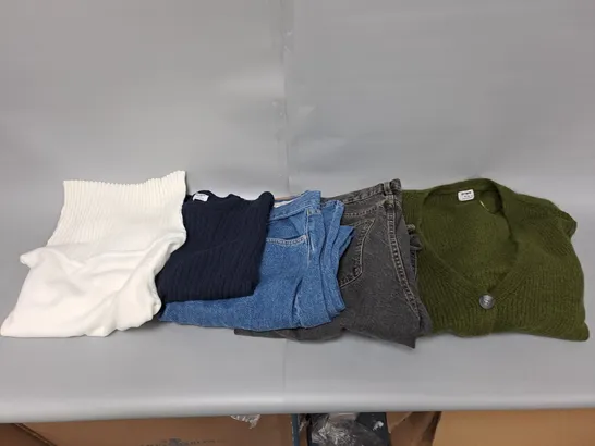 BOX OF APPROXIMATELY 5 CLOTHING ITEMS TO INCLUDE JUMPERS AND JEANS