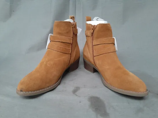 BOXED PAIR OF HUSH PUPPIES WOMEN JENNA ANKLE BOOTS IN TAN UK SIZE 3