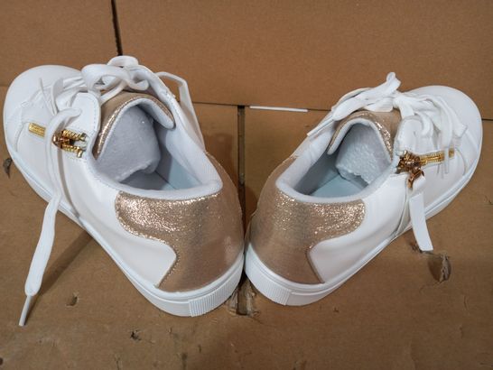 BOXED PAIR OF DESIGNER SHOES IN WHITE/SPARKLE EFFECT EU SIZE 40