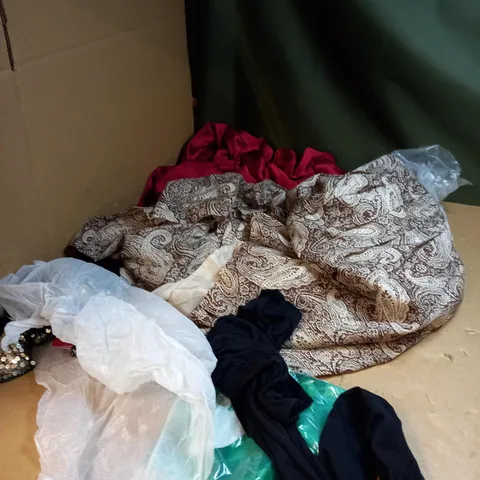 LOT OF APPROX. 30 CLOTHING ITEMS 