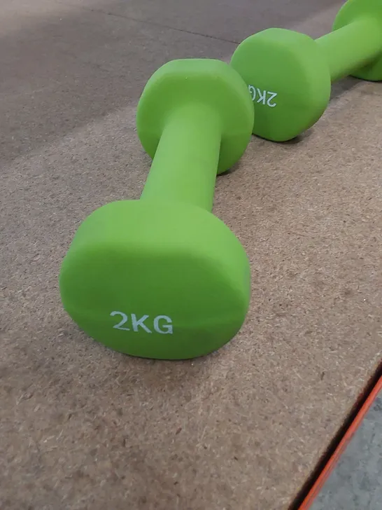 BOXED SET OF 2 NEOPRENE DUMBELLS - GREEN // 2 X 2KG