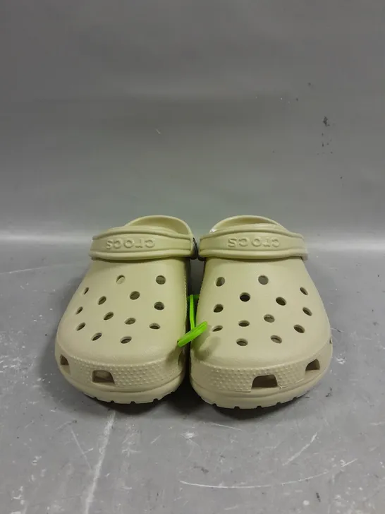 BOXED PAIR OF CROCS CLASSIC ROOMY FIT SLIP ON SHOES IN BONE WHITE - 6