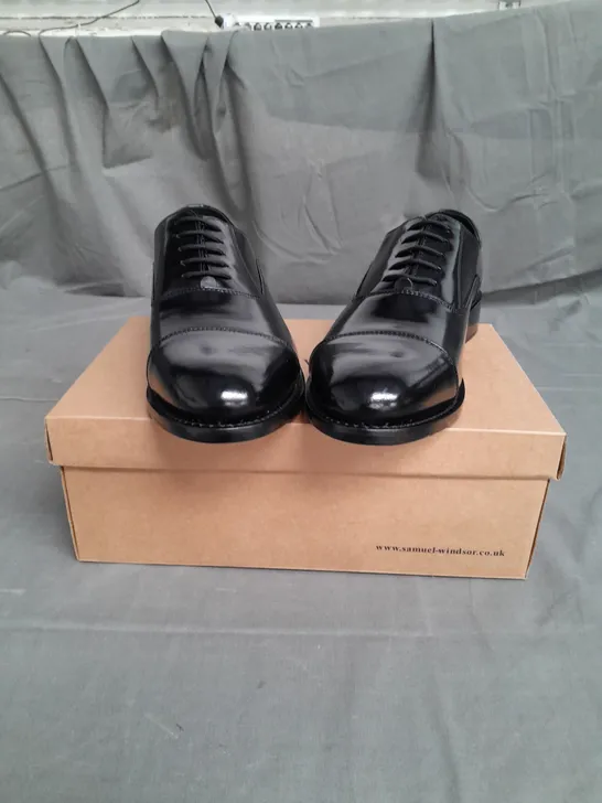 BOXED PAIR OF SAMUEL WINDSOR BLACK SMART SHOES SIZE 8