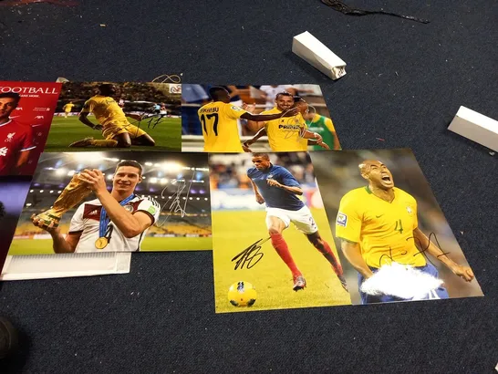 APPROXIMATELY 18 ASSORTED SIGNED PHOTOGRAPHS OF PROFESSIONAL FOOTBALLERS TO INNCLUDE; OLE GUNNAR SOLSKJEAR, STEVE BULL, ROB JONES AND SANDRO