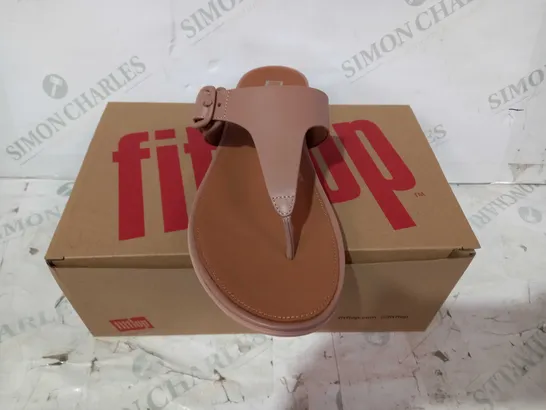 BOXED PAIR OF FITFLOP GRACIE RUBBER-BUCKLE LEATHER TOE-POST SANDALS IN BEIGE UK SIZE 7