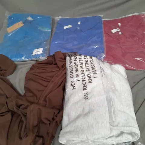 APPROXIMATELY 25 ASSORTED CLOTHING ITEMS IN VARIOUS SIZES TO INCLUDE HOODIE, JOGGERS, SHIRT, ETC