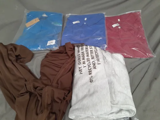 APPROXIMATELY 25 ASSORTED CLOTHING ITEMS IN VARIOUS SIZES TO INCLUDE HOODIE, JOGGERS, SHIRT, ETC