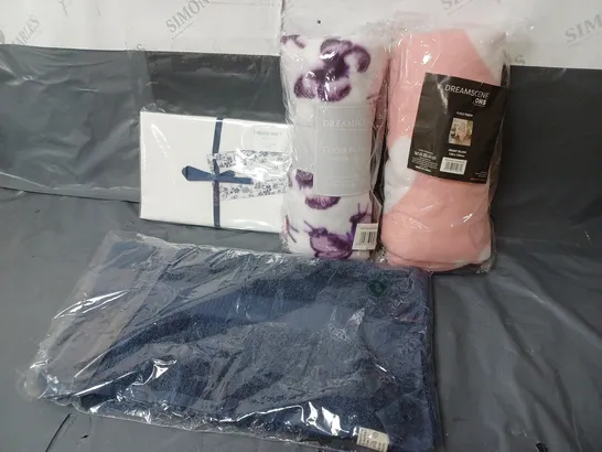 LARGE BOX OF APPROXIMATELY 15 ASSORTED BEDDING, BLANKETS, FABRICS AND TOWELS