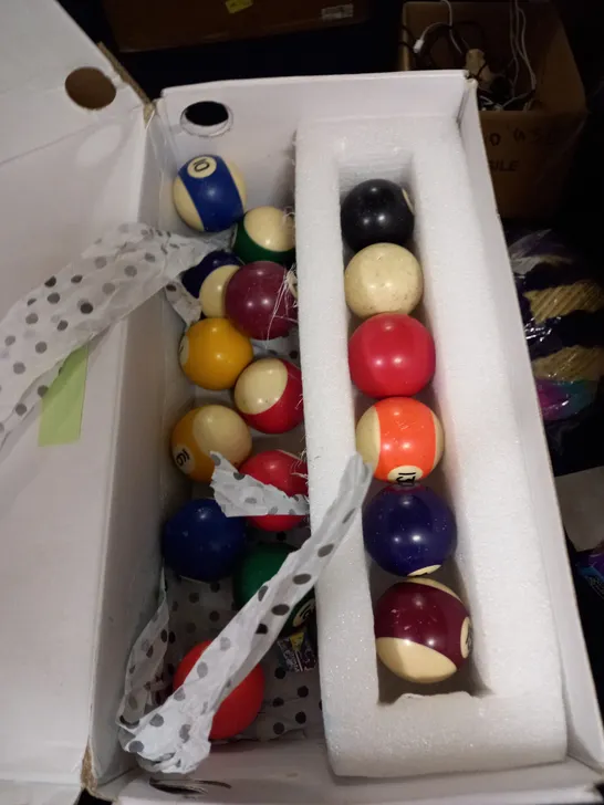 SET OF SNOOKER BALLS