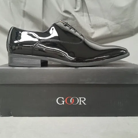 BOXED PAIR OF GOOR LACE-UP SHOES IN BLACK SIZE 9