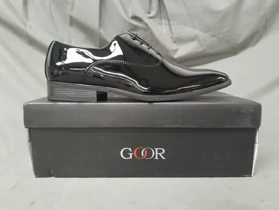 BOXED PAIR OF GOOR LACE-UP SHOES IN BLACK SIZE 9