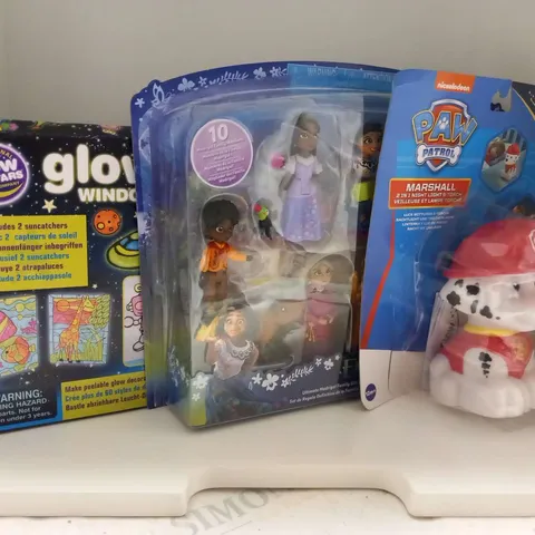 FIVE ASSORTED PRODUCTS TO INCLUDE; PAW PATROL MARSHALL NIGHT LIGHT AND TORCH, DISNEY ENCANTO FAMILY GIFT SET AND GLOW STARS GLOW WINDOW ART 