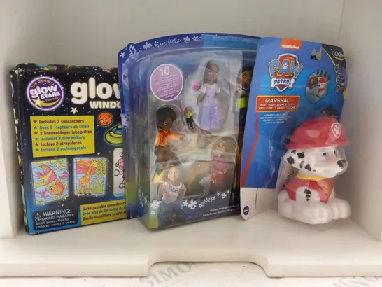 FIVE ASSORTED PRODUCTS TO INCLUDE; PAW PATROL MARSHALL NIGHT LIGHT AND TORCH, DISNEY ENCANTO FAMILY GIFT SET AND GLOW STARS GLOW WINDOW ART 