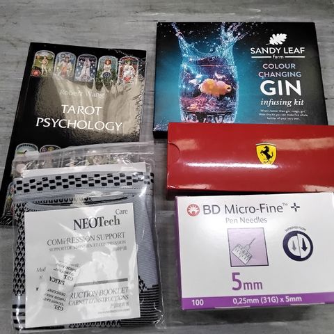 TOTE OF ASSORTED ITEMS INCLUDING TAROT PSYCHOLOGY BOOK, NEOTECH COMPRESSION SUPPORT, COLOUR CHANGING GIN INFUSING KIT, FERRARI PEN, MICRO FINE PEN NEEDLES 5MM