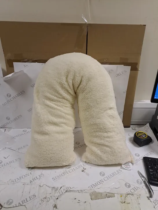 FLUFFY V SHAPED PILLOW IN WHITE