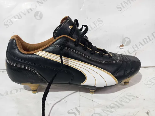 BOXED PAIR OF PUMA FOOTBALL BOOTS IN BLACK/GOLD UK SIZE 9