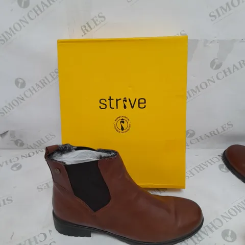 BOXED PAIR OF STRIVE WINDSOR BOOTS TAN SIZE 6 