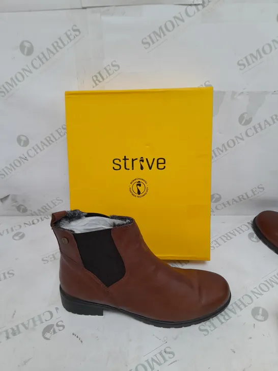 BOXED PAIR OF STRIVE WINDSOR BOOTS TAN SIZE 6 