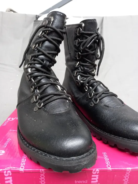 BOX OF 8 PAIRS OF BLACK CENTRO BOOTS 