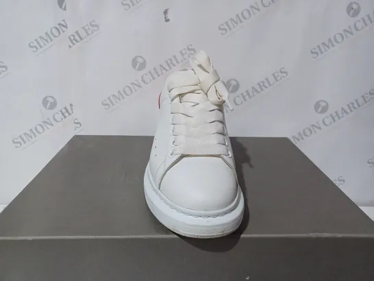 ALEXANDER MCQUEEN MENS RUNAWAY TRAINERS IN WHITE - SIZE EUR 39