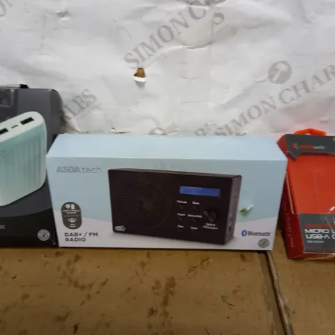 LOT OF APPROX 12 ASSORTED ELECTRICAL ITEMS TO INCLUDE POWER BANK, DAB RADIO, MICRO USB CABLE ETC