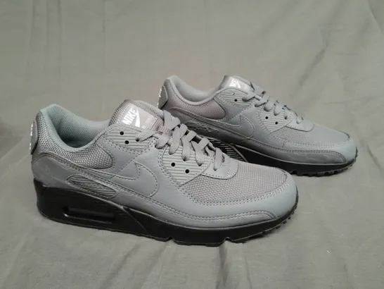 BOXED PAIR OF NIKE AIR MAX 60 COOL GREY SIZE UK 9