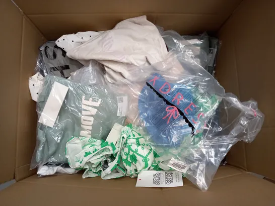 BOX OF APPROXIMATELY 25 ASSORTED CLOTHING ITEMS TO INCLUDE - SHORTS , T-SHIRT ,  POLO SHIRT ETC