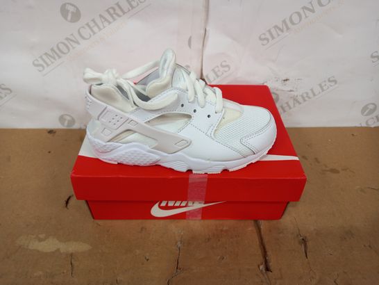 BOXED PAIR OF NIKE WHITE TRAINERS SIZE KIDS 11