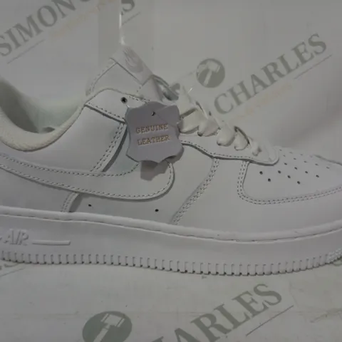 PAIR OF NIKE AIR FORCE 1 TRAINERS IN WHITE UK SIZE 7.5