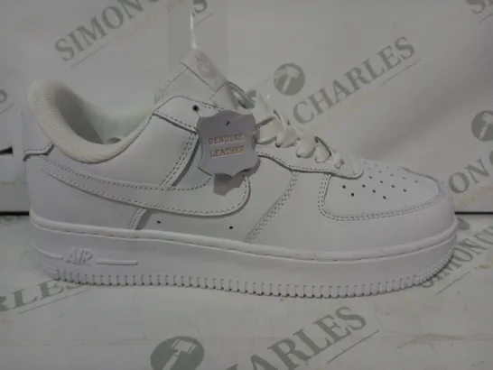 PAIR OF NIKE AIR FORCE 1 TRAINERS IN WHITE UK SIZE 7.5