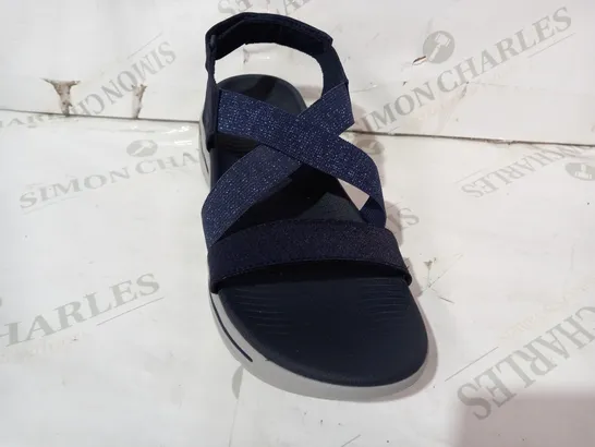 BOXED PAIR OF SKECHERS GO WALK ARCH FIT NAVY SANDALS - SIZE 7