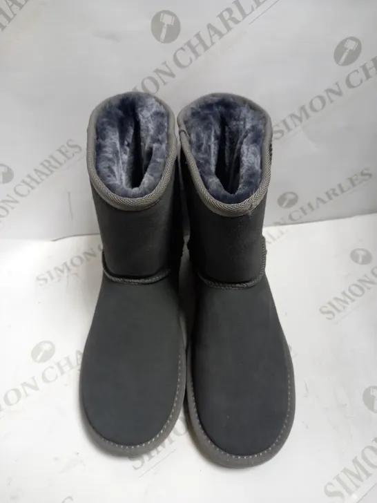 PAIR OF GREY UGG BOOTS, UK 4