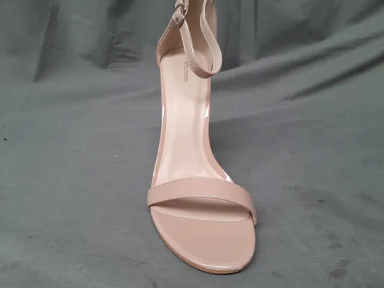 BOXED PAIR OF PRETTY LITTLE THING OPEN TOE HIGH BLOCK HEEL SANDALS IN NUDE UK SIZE 6