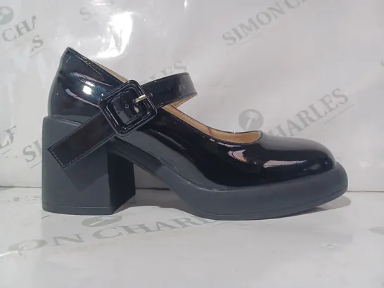 BOXED PAIR OF XINYITAI BLOCK HEEL SHOES IN GLOSSY BLACK SIZE UNSPECIFIED