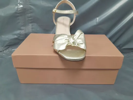 BOXED PAIR OF AIR & GRACE OPEN TOE LOW BLOCK HEEL SANDALS IN METALLIC GOLD W. BOW DETAIL UK SIZE 5