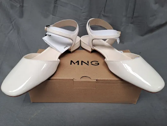 BOXED PAIR OF MNG CLOSED TOE SHOES IN CREAM UK SIZE 5