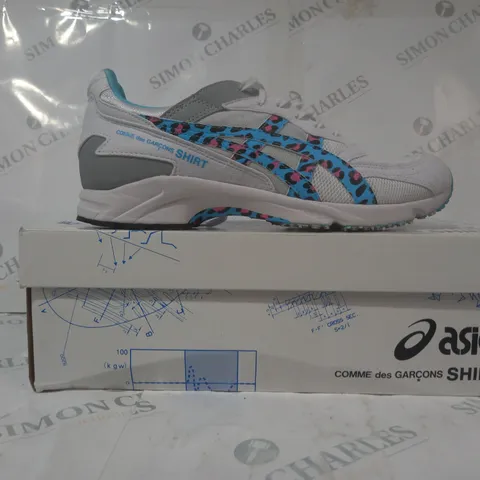 BOXED PAIR OF ASICS TRAINERS IN WHITE/BLUE/PINK UK SIZE 10