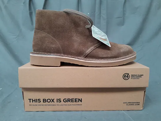 BOXED PAIR OF CLARKS BUSHACRE 3 SHOES IN SAND SUEDE UK SIZE 9