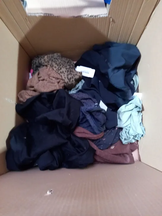 LOT OF APPROXIMATELY 5 ASSORTED CLOTHING ITEMS IN VARIOUS SIZES TO INCLUDE