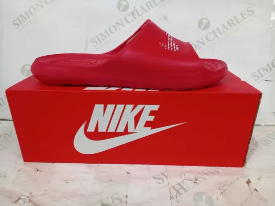 BOXED PAIR OF NIKE VICTORI ONE SHOWER SLIDERS IN RED UK SIZE 8