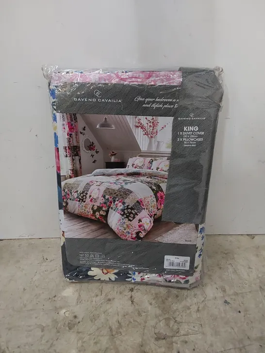 BAGGED TAYLOR PINK/BLACK/BLUE 144 REVERSIBLE DUVET COVER SET // SIZE: KING 