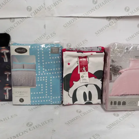 BOX OF APPROX 8 ASSORTED ITEMS TO INCLUDE - MUSHROOM HOT WATER BOTTLE  - SLEEPDOWN HOMESTYLE DUVET - MICKEY MOUSE OVEN GLOVES & TOWEL ECT