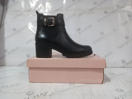 BOXED PAIR OF GRACELAND LOW BLOCK HEEL ANKLE BOOTS IN BLACK EU SIZE 38